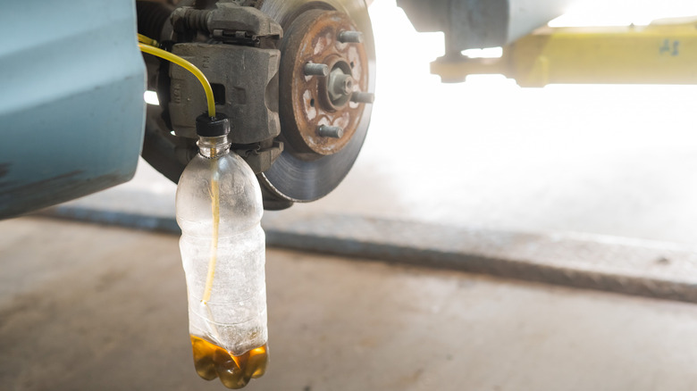 플라스틱 병에 펌핑되는 브레이크 유체