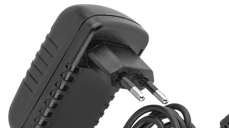 단열 핀이있는 C 형 벽 충전기 플러그의 클로즈업