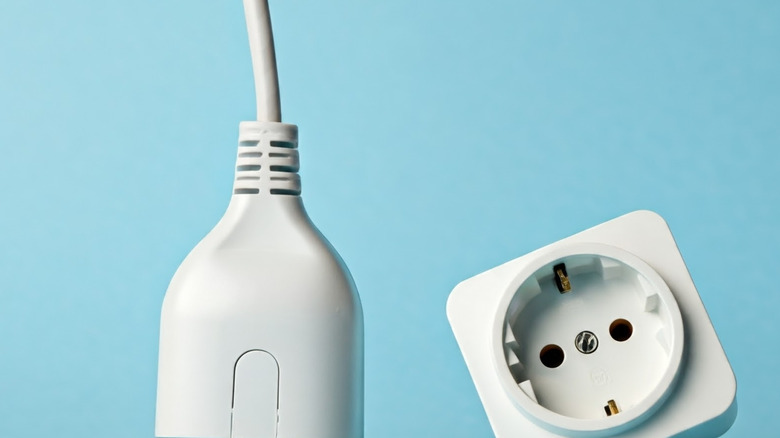 C 형 남성과 여성 끝, 왼쪽에 남성 플러그