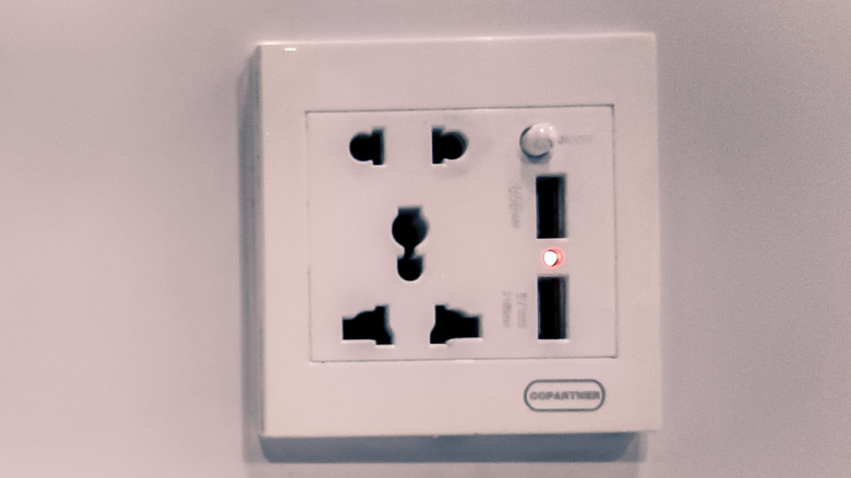 USB 연결이있는 벽에 장착 된 범용 배출구