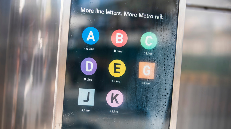 로스 앤젤레스 메트로 전설은 라인 문자와 색상을 표시합니다.