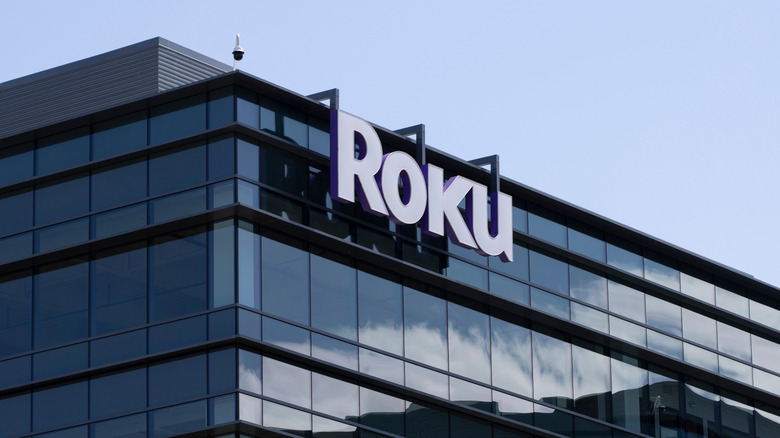 캘리포니아 산호세에있는 본사 상단에있는 로쿠 로고.