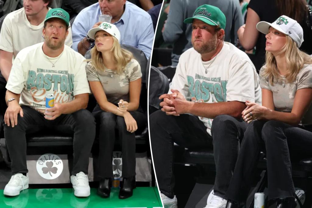 Dave Portnoy는 Celtics의 승리에서 26 세의 여자 친구 Camryn D 'Aloia와 함께 드문 대중의 모습을 보여줍니다.