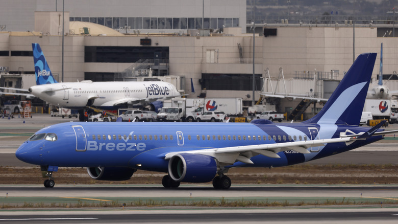 활주로에서 바람과 제트 블루 비행기