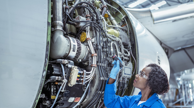 기술자의 비행기 검사