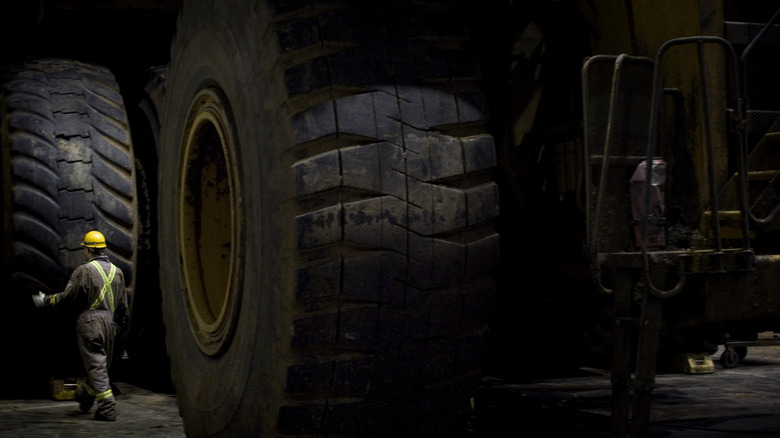 Caterpillar 797에서 XDR 59/80R63 타이어의 클로즈업