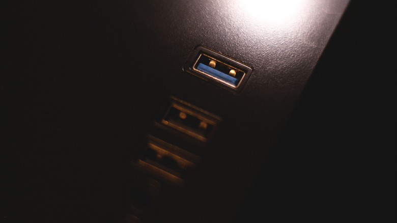 USB 포트 내부의 잠금 메커니즘