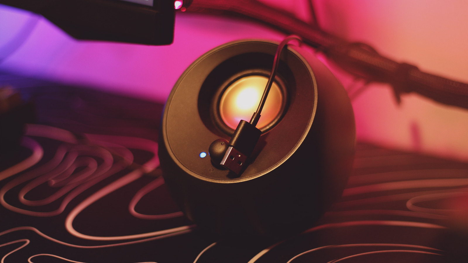 예, USB 스피커가 존재합니다. 여기에 작동 방식이 있습니다