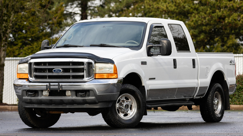 흰색 포드 F-250 슈퍼 듀티.