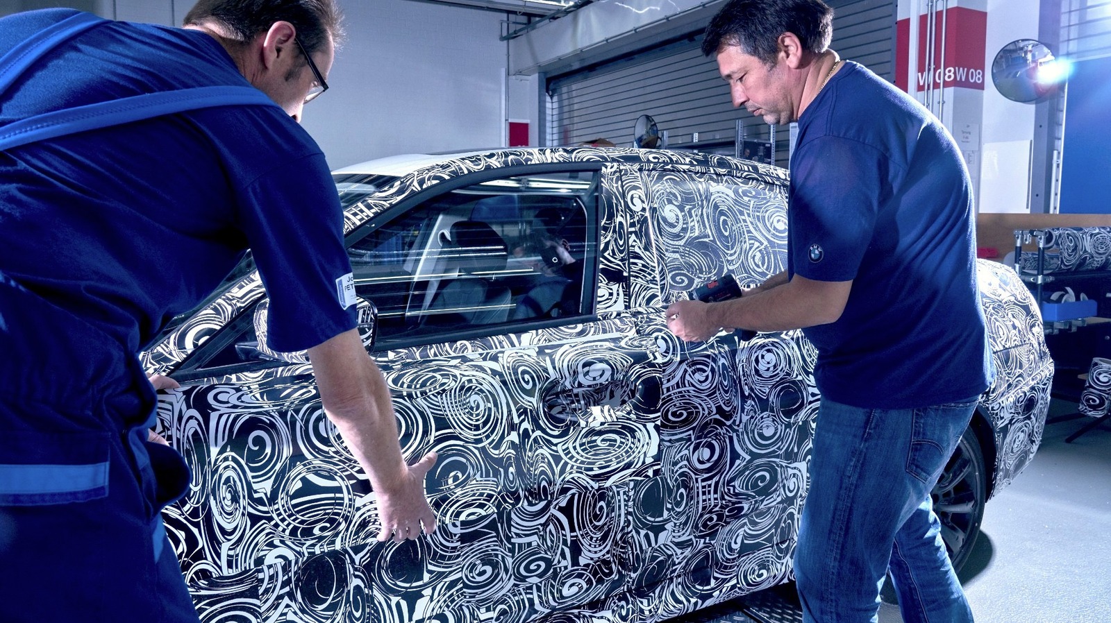 자동차 브랜드가 발표되지 않은 자동차를 위장하는 이유는 무엇입니까?