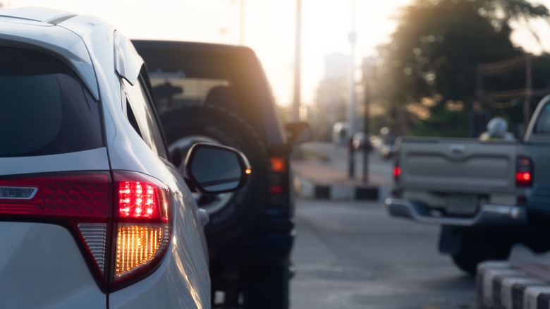 앰버 회전 신호가있는 자동차