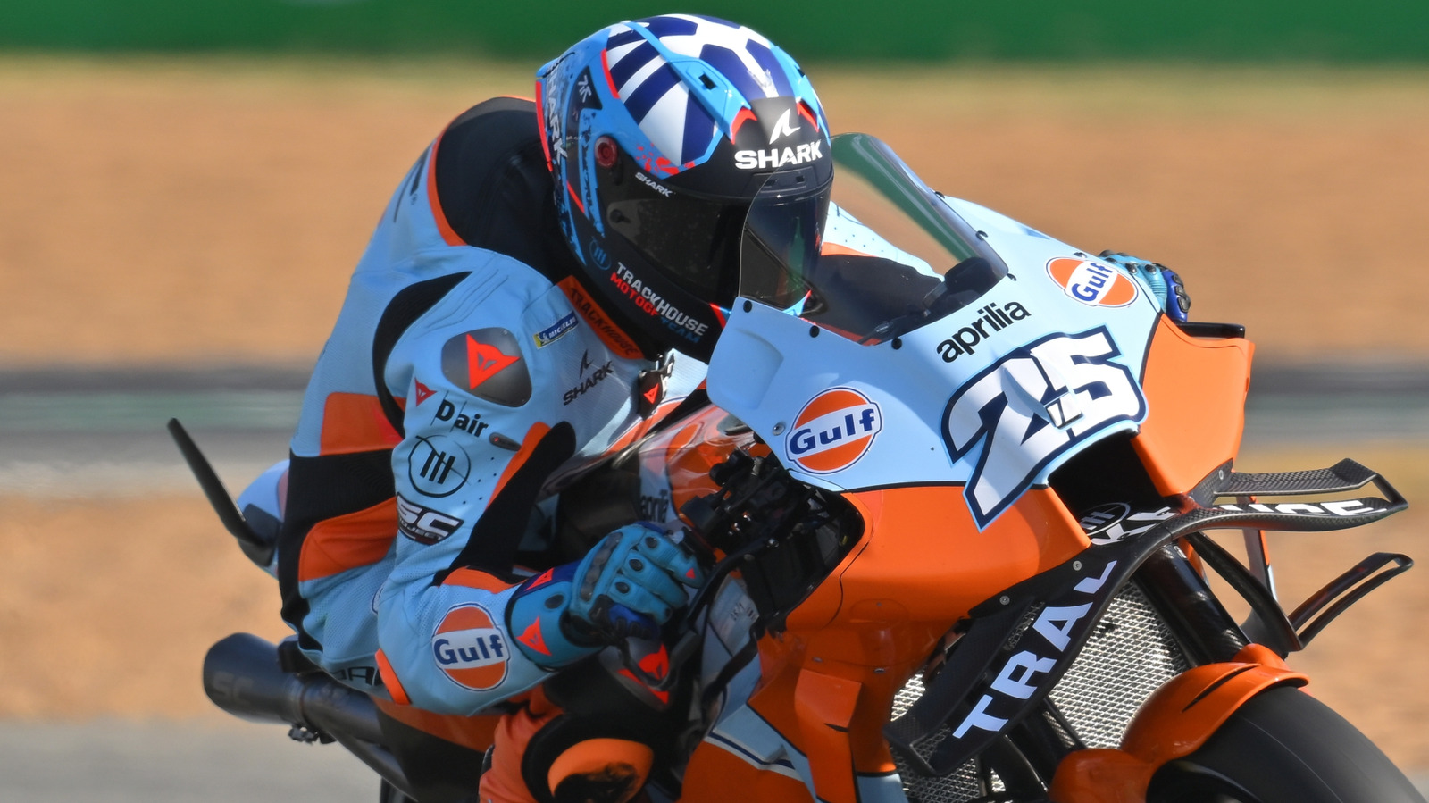 오토바이 레이싱 슈트가 뒷면에 혹이있는 이유는 무엇입니까?