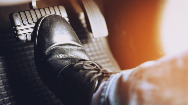 자동차 브레이크에 남자의 발