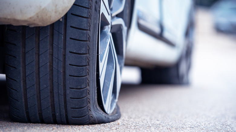 포장 도로에 평평한 자동차 타이어