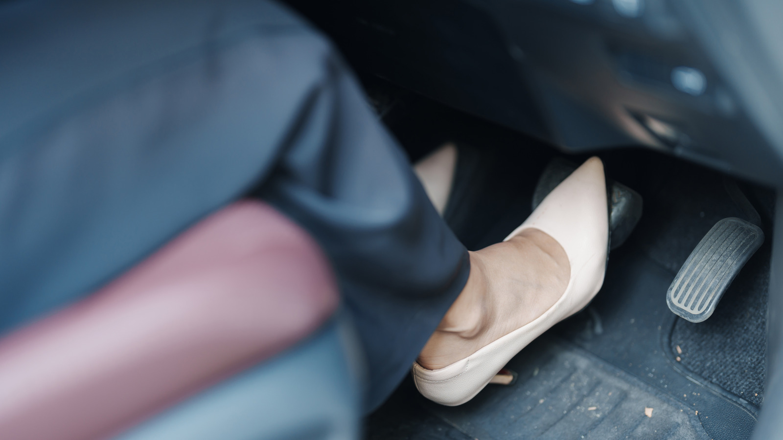 브레이크를 때리면 차가 손상 될 수 있습니까?