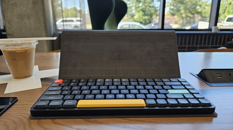 카페 테이블의 Nuphy Air75 키보드