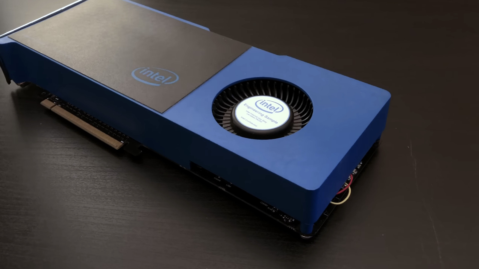 인텔의 Larrabee GPU는 Nvidia와 경쟁 할 수 있었을 때 왜 중단 되었습니까?