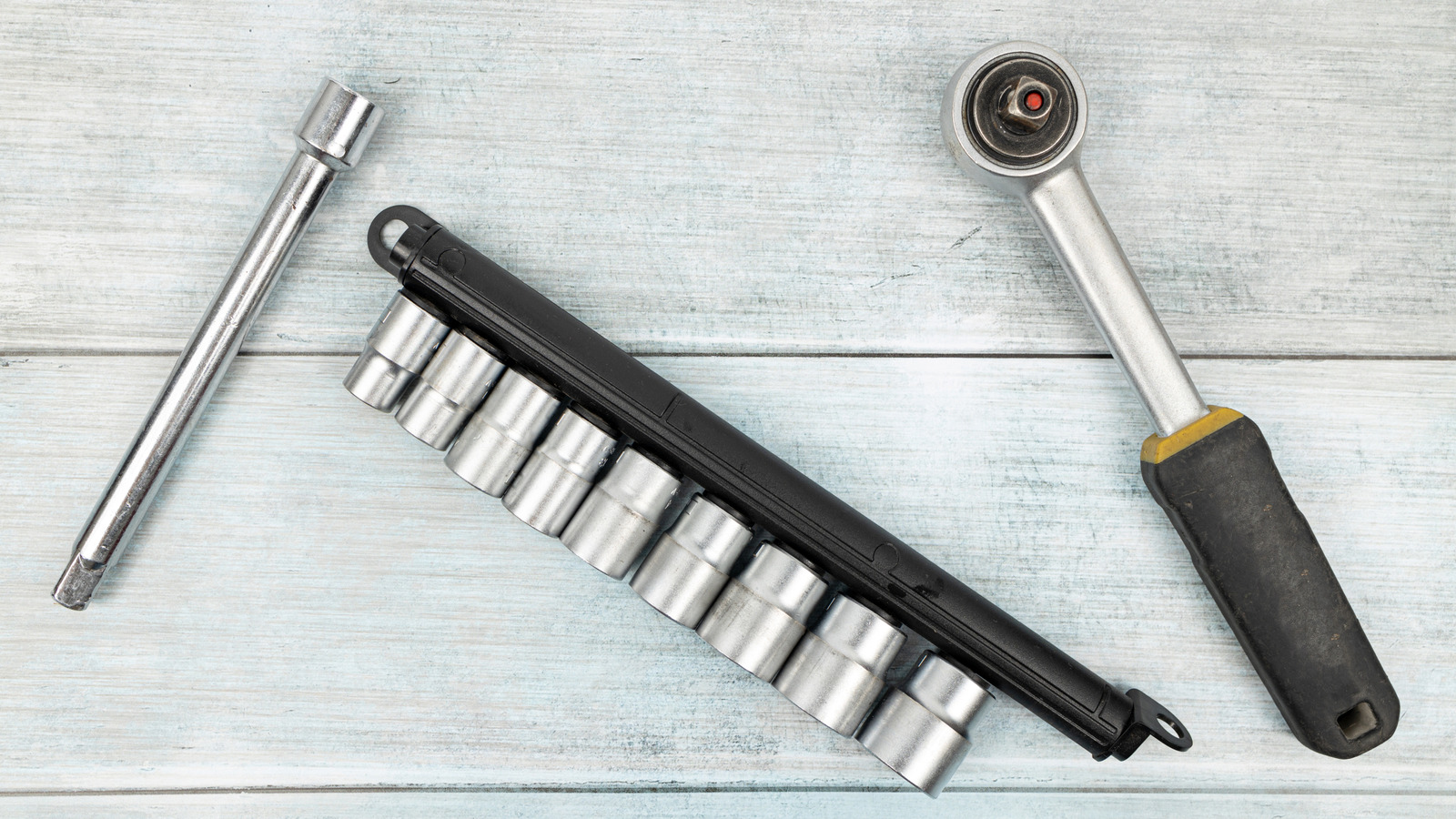 교환 가능한 도구 소켓으로 래칫 렌치를 누가 발명 했습니까?