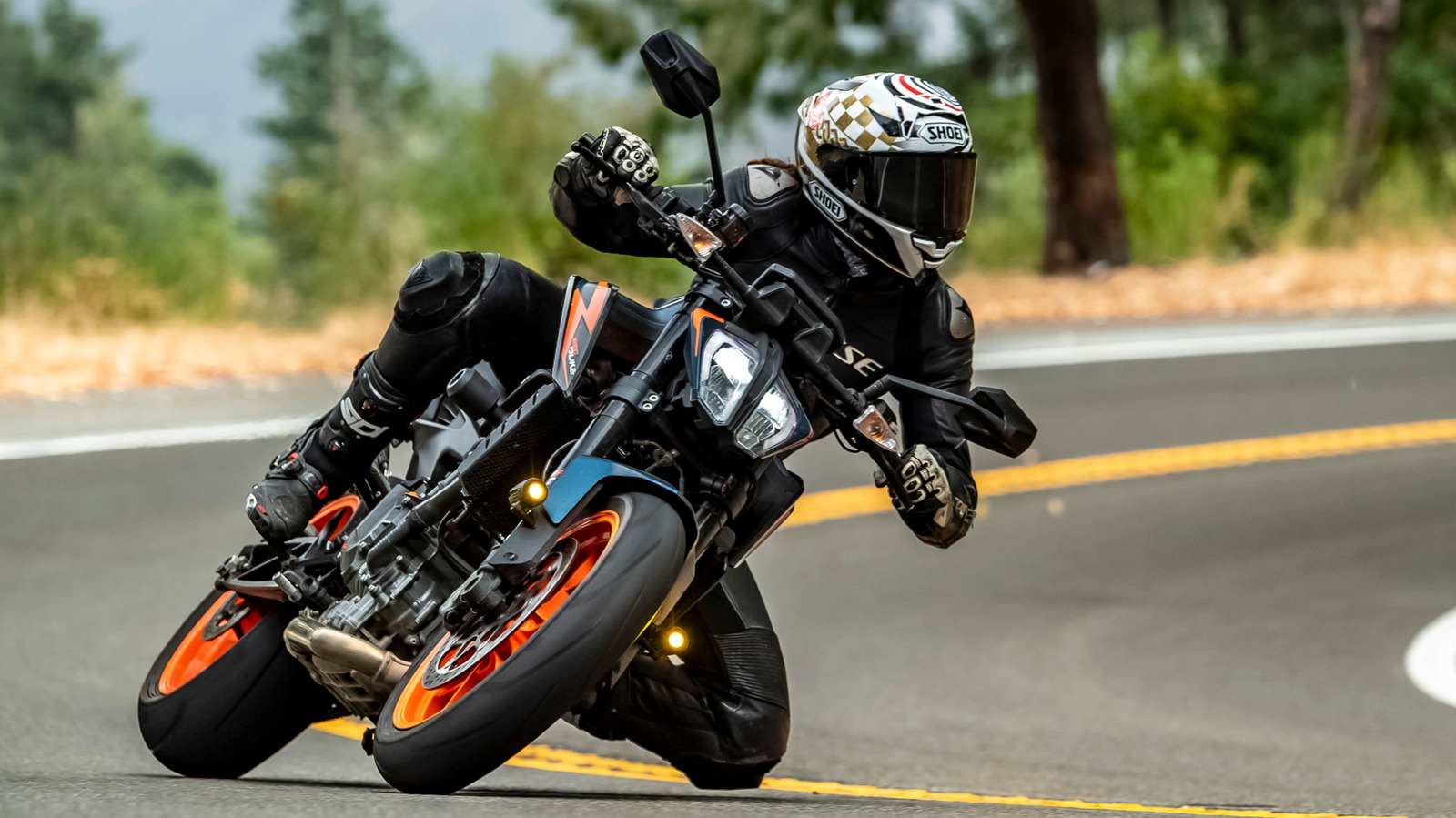 KTM 390 Duke는 얼마나 빠르며 초보자에게 좋은 자전거입니까? 소유자의 말은 다음과 같습니다