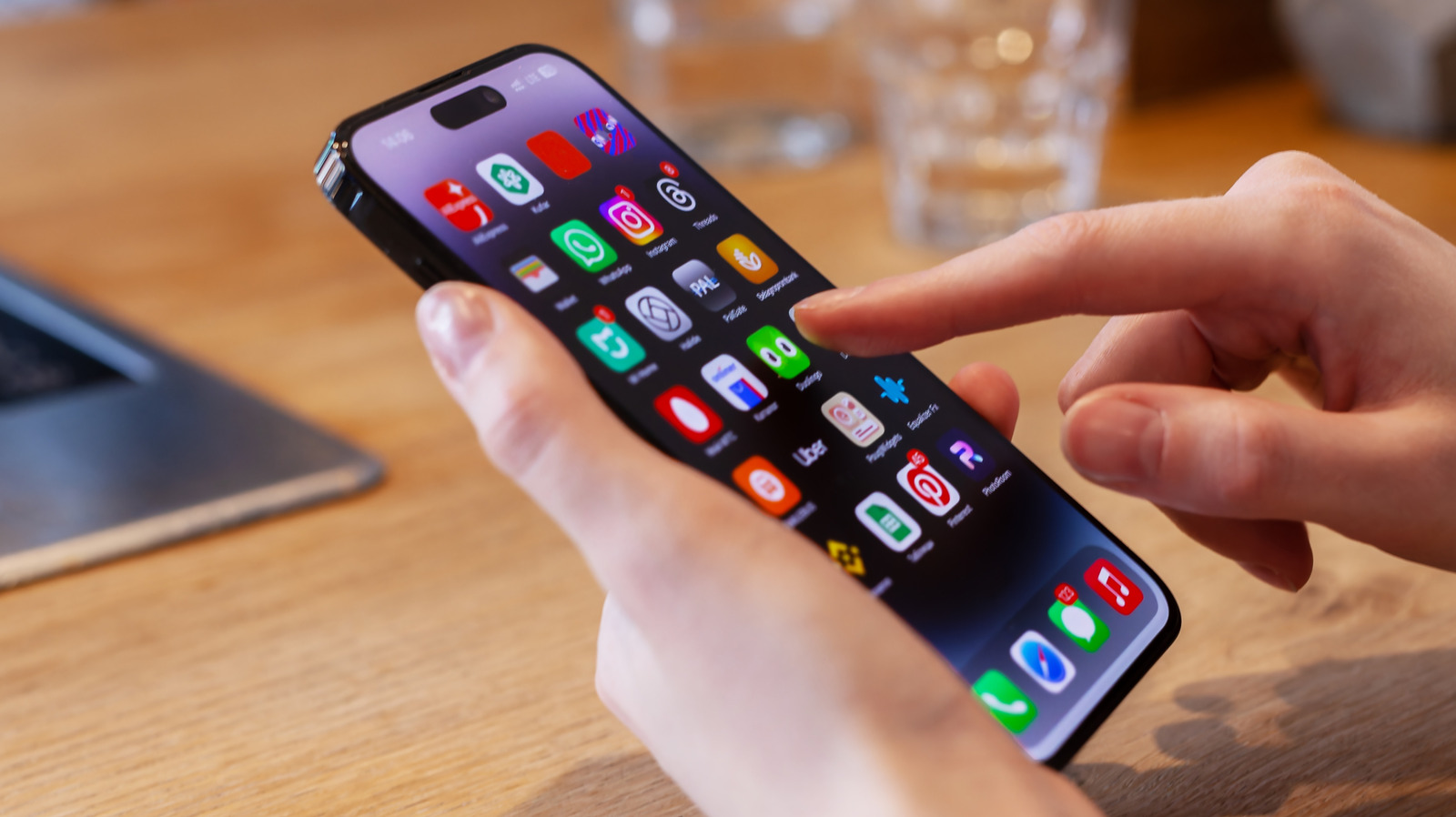 iOS 19는 Apple이 OS 전략을 개선 한 것처럼 보도에 따라 하루의 빛을 볼 수 없습니다.