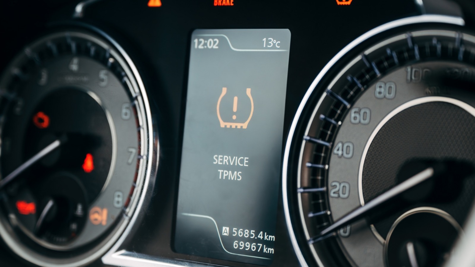 TPMS가 나타나는 것 (그리고 왜 조명이 자동차에서 계속 켜지는 이유)