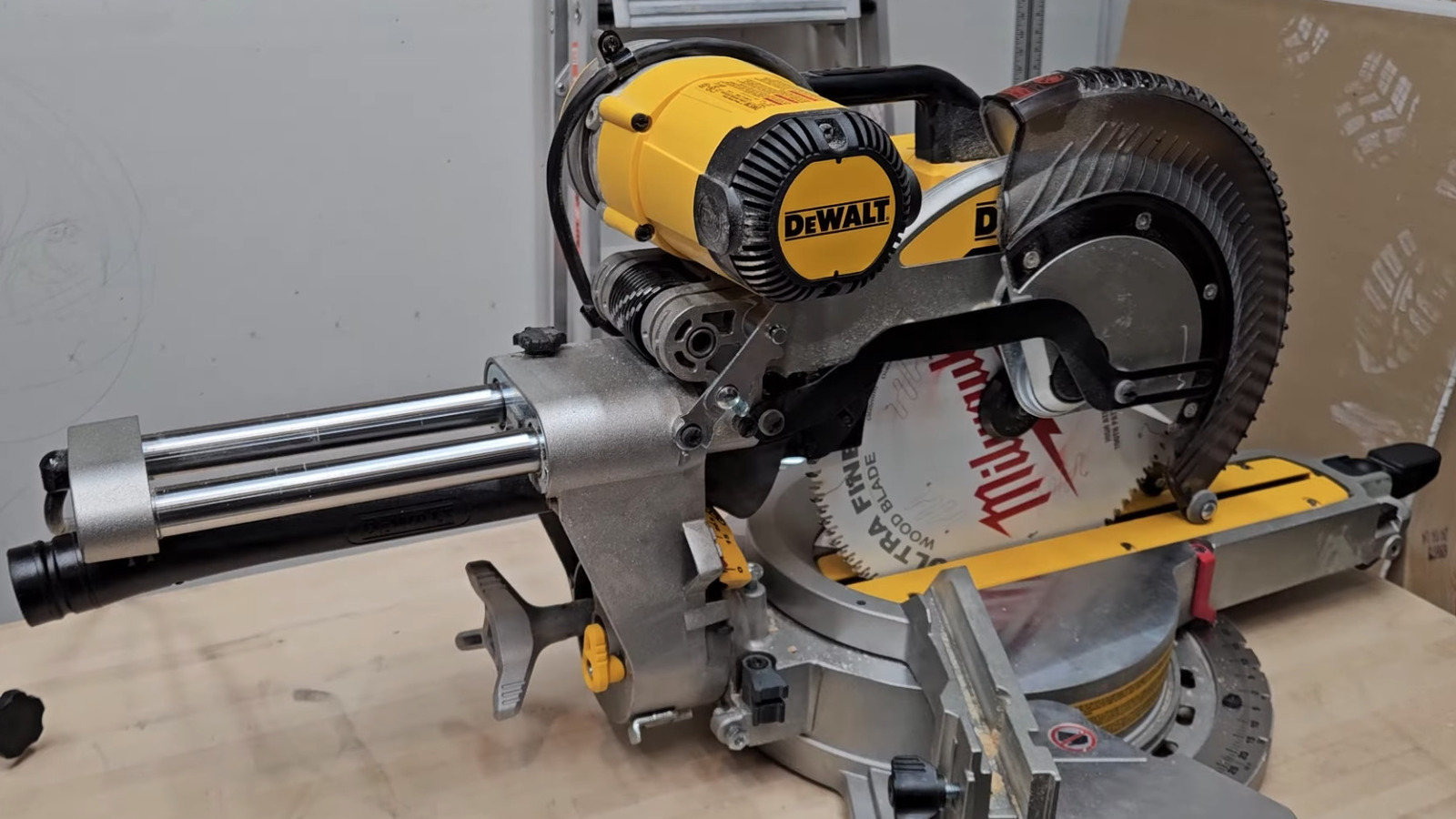 Dewalt DWS779 대 DWS780 :이 해당 톱의 차이점은 무엇입니까?