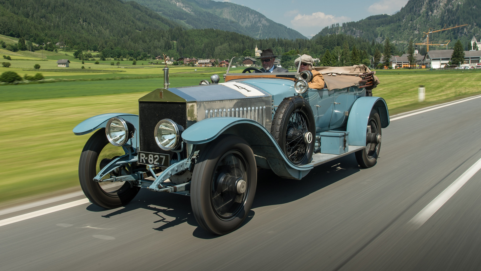 Rolls-Royce를 소유 한 사람은 누구이며 자동차는 어디에서 만들어 졌습니까?