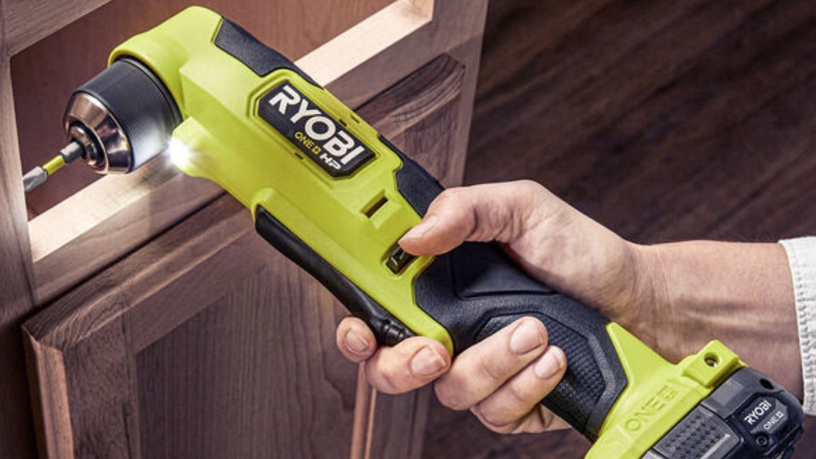 그렇습니다. Ryobi는 직각 훈련을하지만 좋은가요? 리뷰의 말은 다음과 같습니다