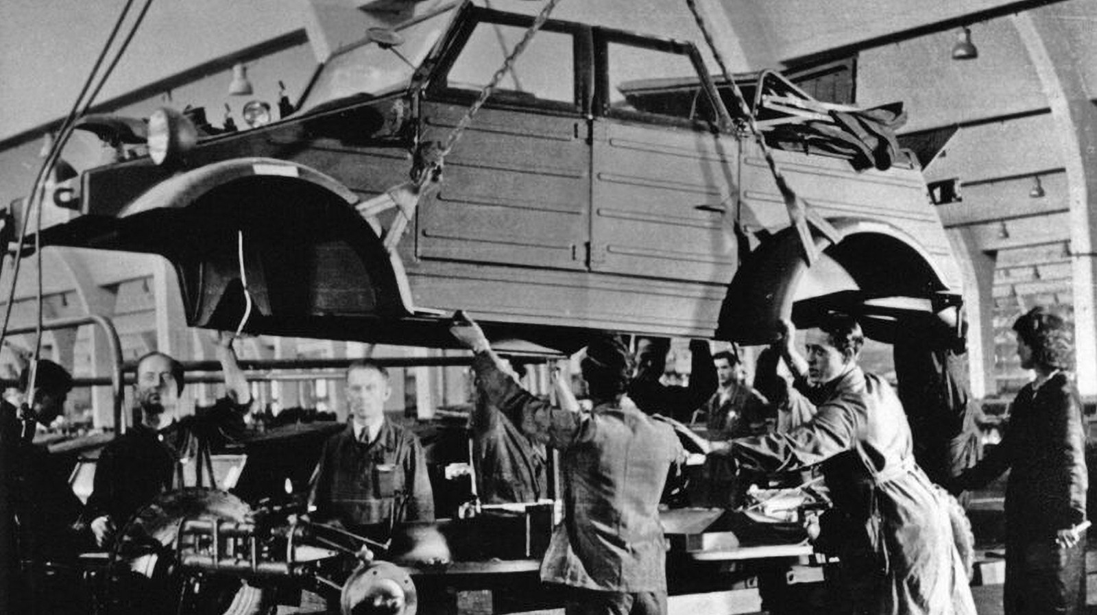 누가 폭스 바겐을 설립 했습니까? 세계에서 가장 큰 자동차 제조업체 중 하나의 어두운 역사