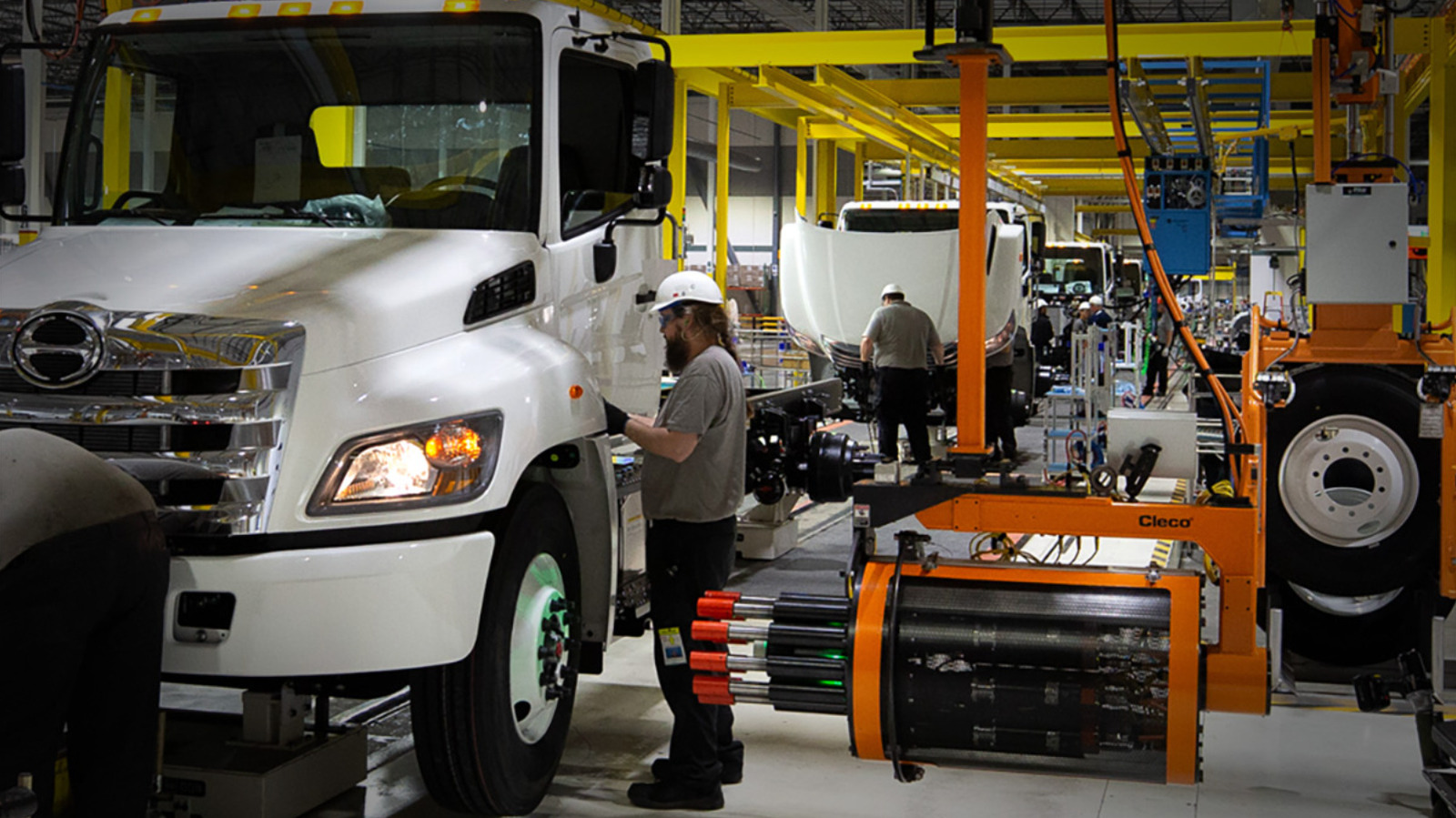 누가 히노 트럭을 만들고 어디에 건설됩니까?