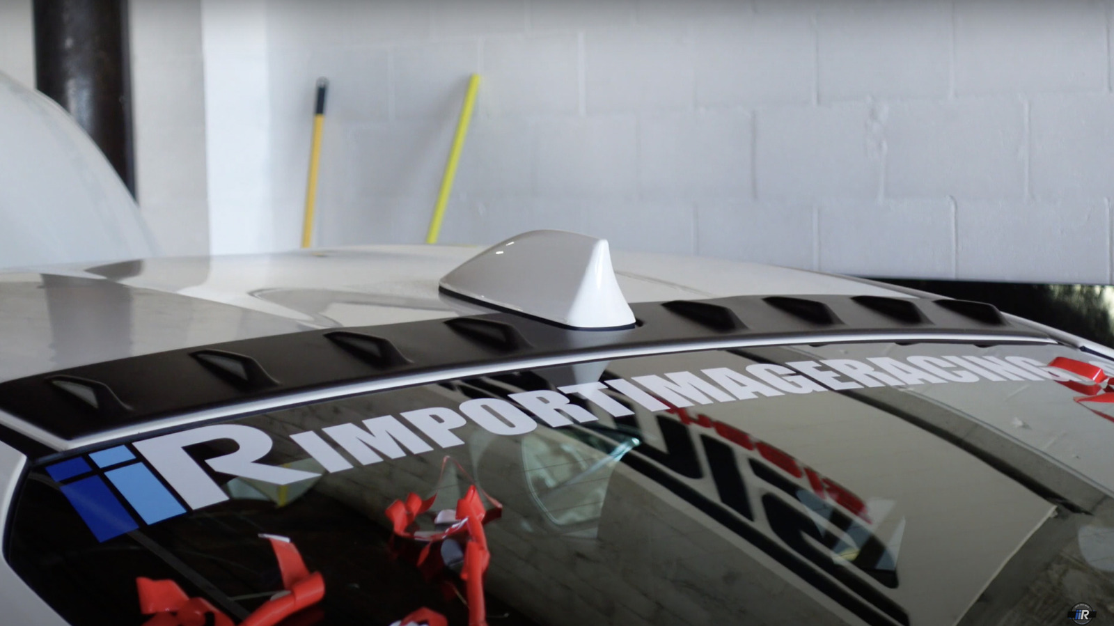 왜 일부 자동차에는 지붕에 여러 상어 지느러미가 있습니까?