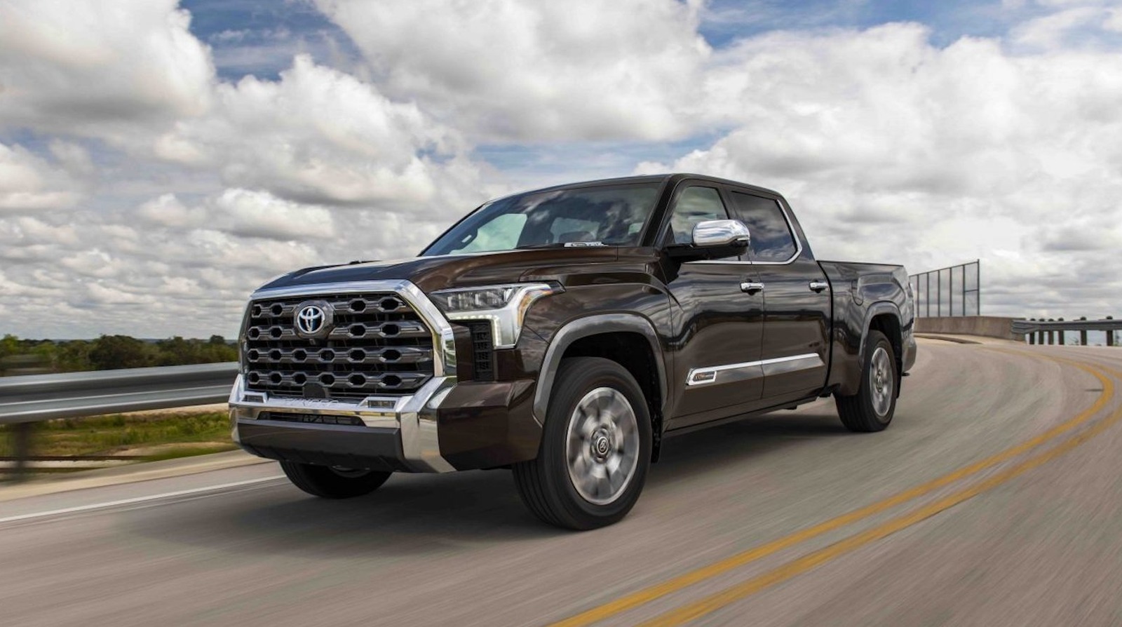 최대 10,000 파운드를 견인 할 수있는 도요타 모델은 무엇입니까?