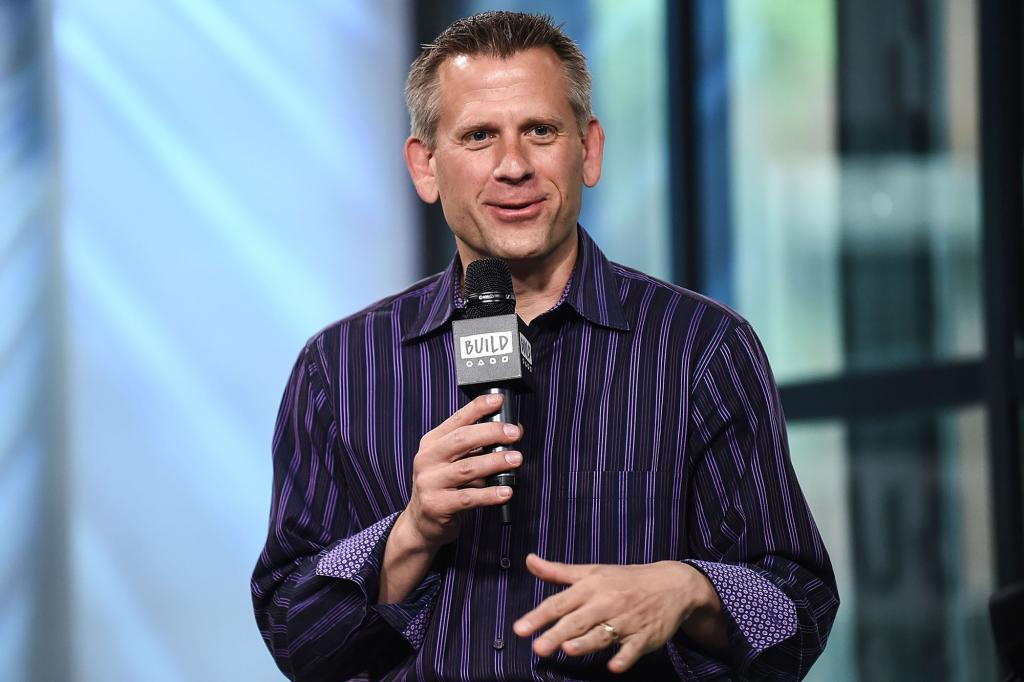 John Brenkus, ESPN의 'Sport Science'의 에미 상을 수상한 호스트, 54 세