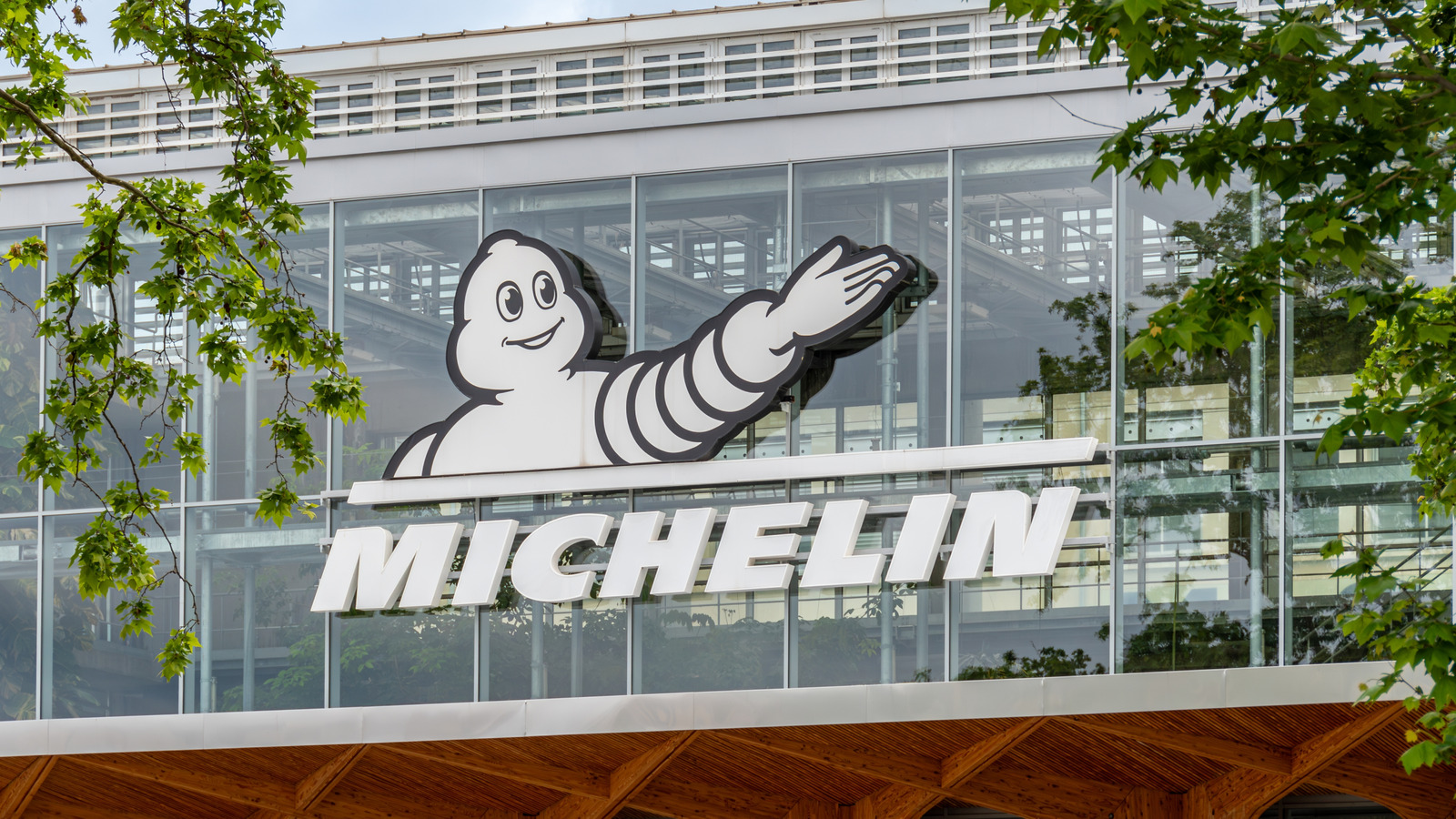 Michelin Man Mascot에 검은 색 대신 흰색 타이어가있는 이유
