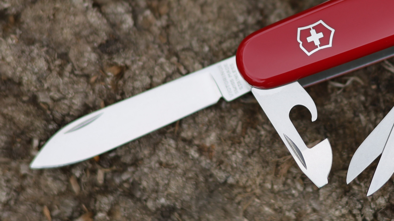 스위스 군용 나이프를 사용하는 방법 오프너