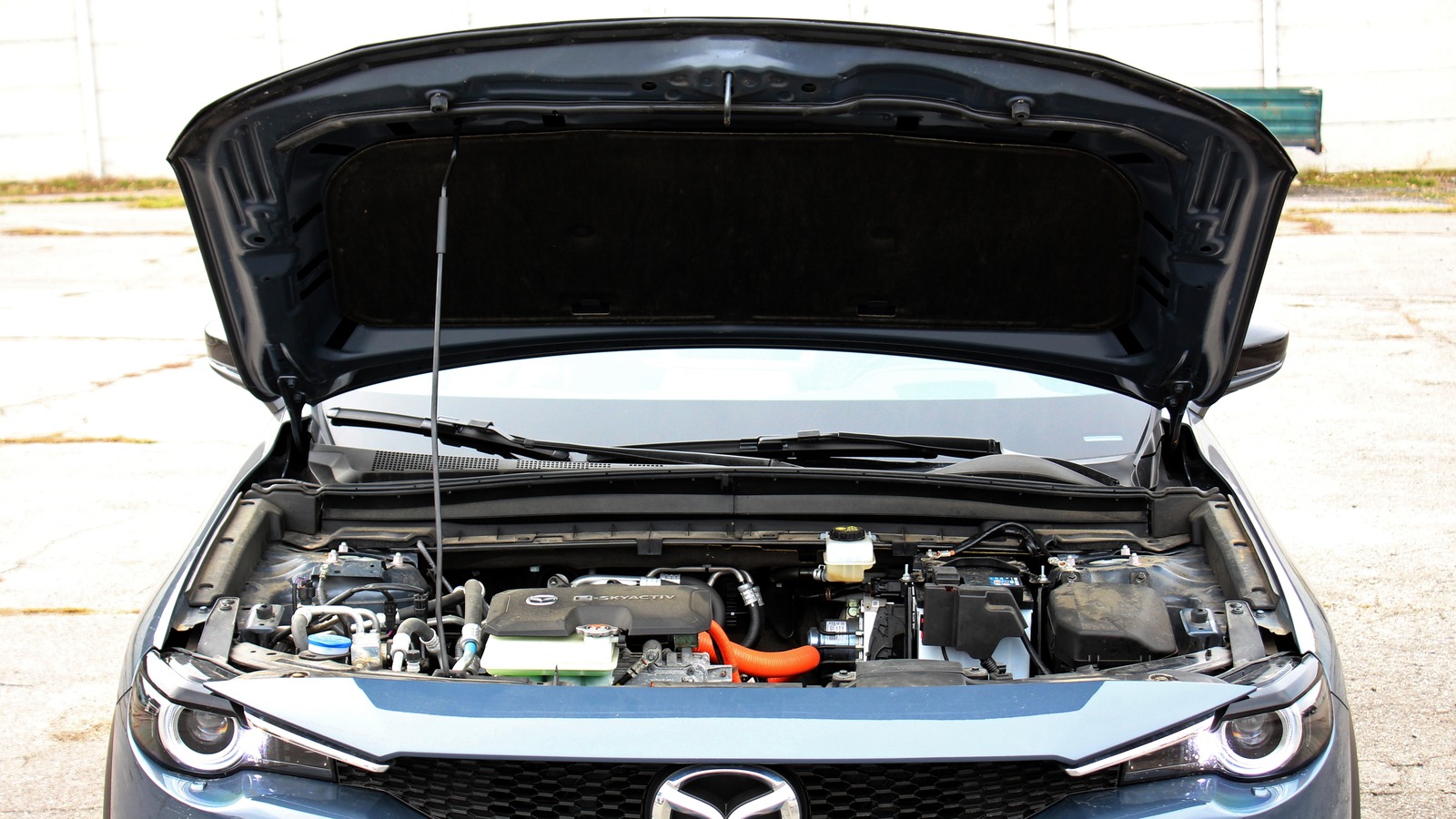 죽은 배터리가있는 경우 현대 자동차 후드를 열는 방법