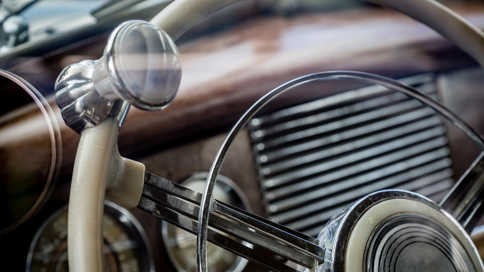 사람들이 스티어링 휠에 손잡이를 넣는 이유는 무엇입니까?