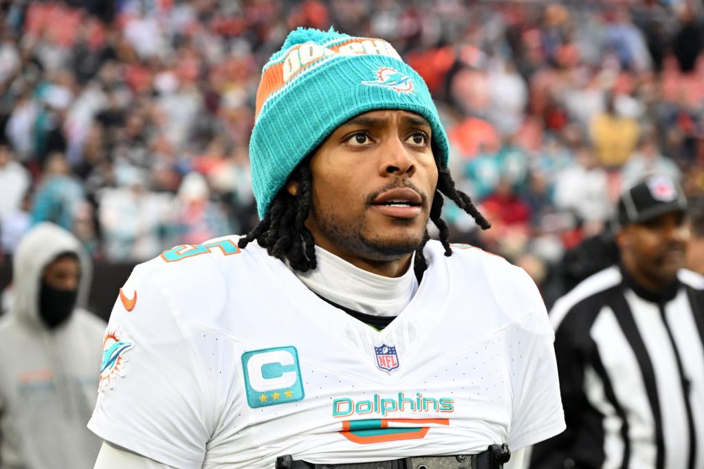 Jalen Ramsey는 Dolphins Minicamp의 시작을 건너 뛰고 무역 대화가 끓는다.