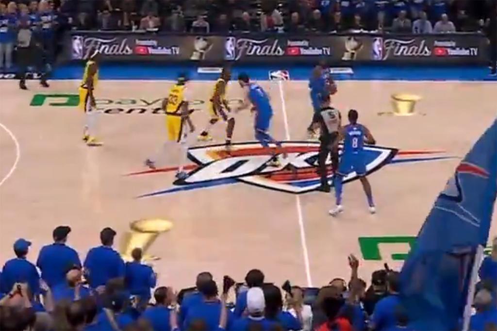 팬 모의 NBA, ABC 'CGI'트로피를 결승 코트에 넣습니다.