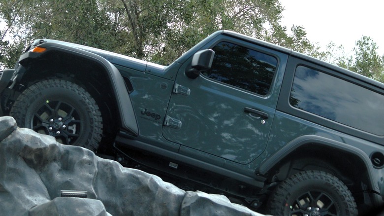 경사면에 지프 랭글러