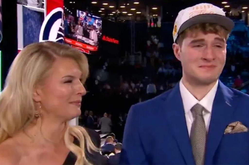 감정적 인 2025 NBA 초안 순간에서 엄마와 눈물을 흘리며 Liam McNeeley