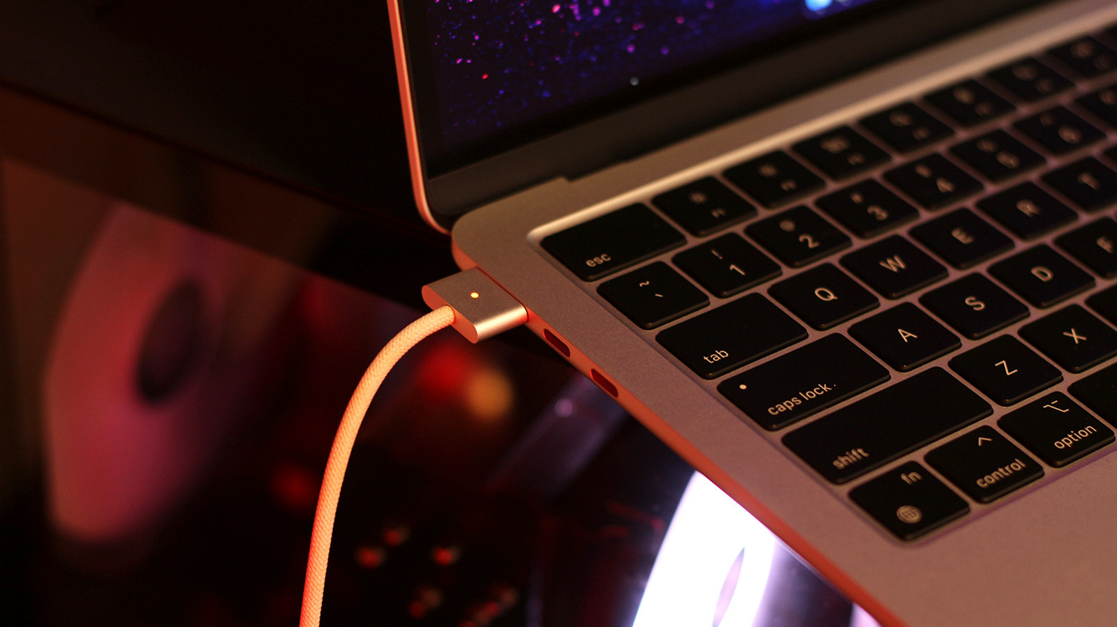 Magsafe 또는 USB-C : MacBook을 충전하는 데 어떤 포트를 사용해야합니까?