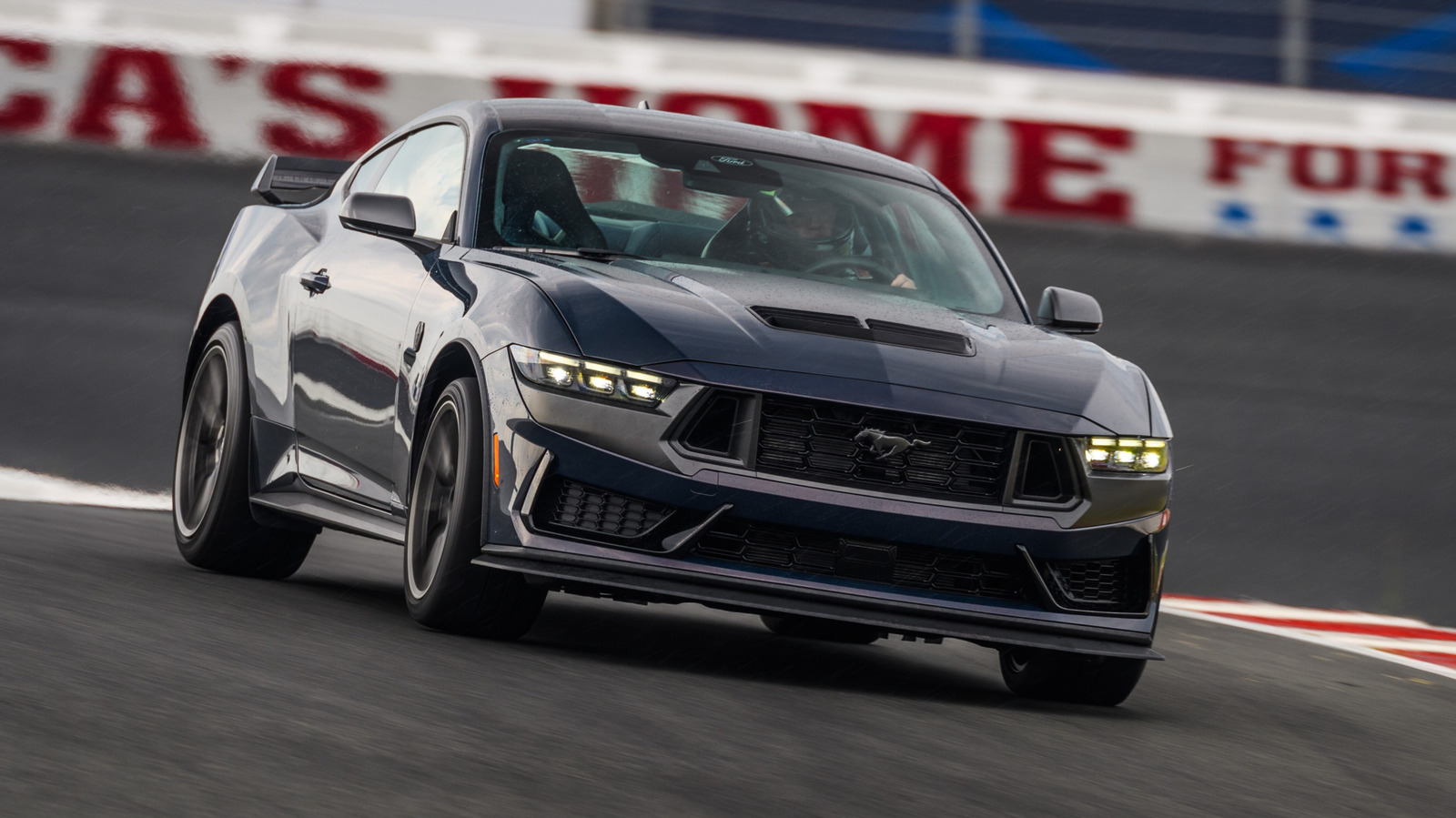 Mustang Dark Horse의 최고 속도는 무엇이며 1/4 마일을 얼마나 빨리 실행할 수 있습니까?