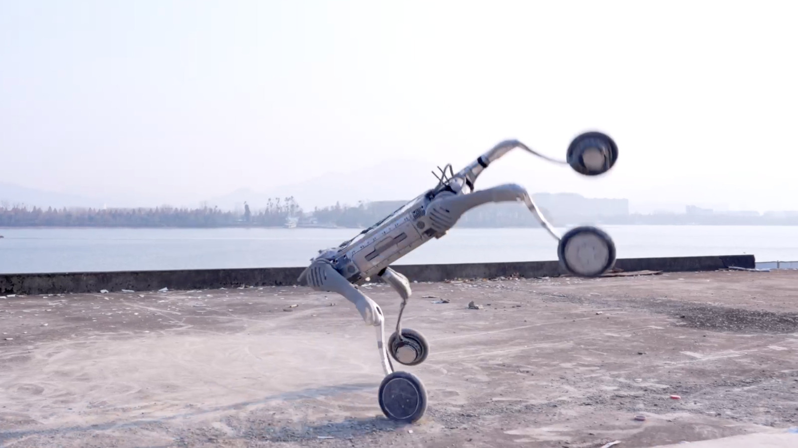 이 비상 구조 로봇은 진정한 파커 마스터입니다