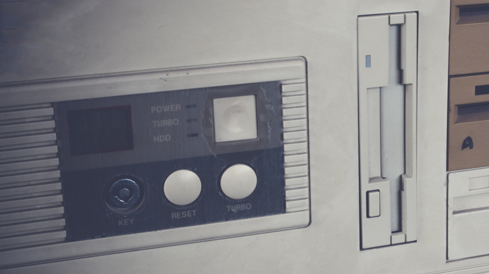 Old '90 년대 PC의 터보 버튼은 무엇이며 왜 더 이상 가지고 있지 않습니까?