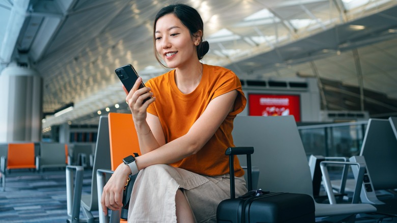 공항 터미널에서 기다리는 여자