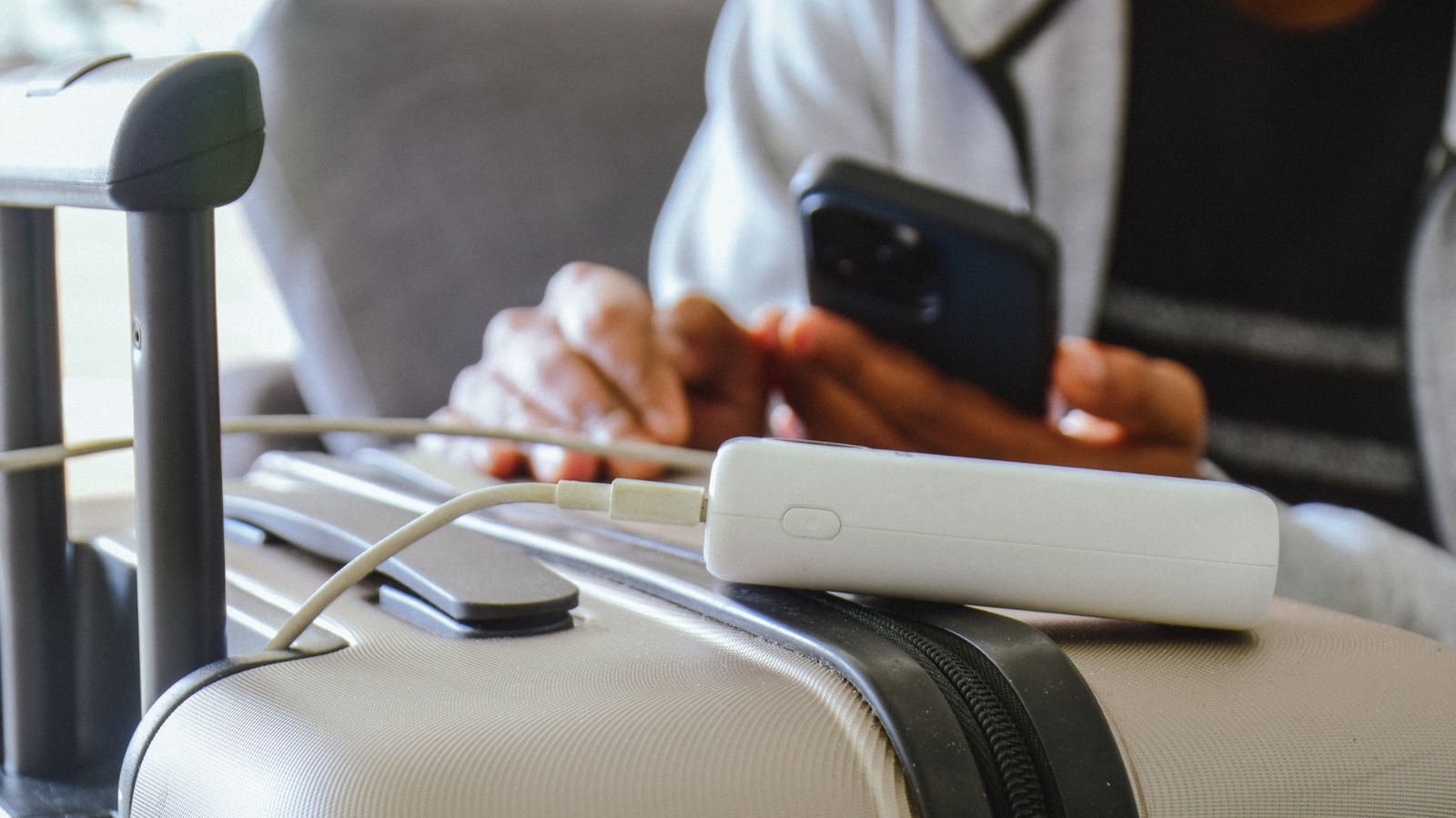 TSA는 리튬 이온 휴대용 전화 충전기를 압수합니다