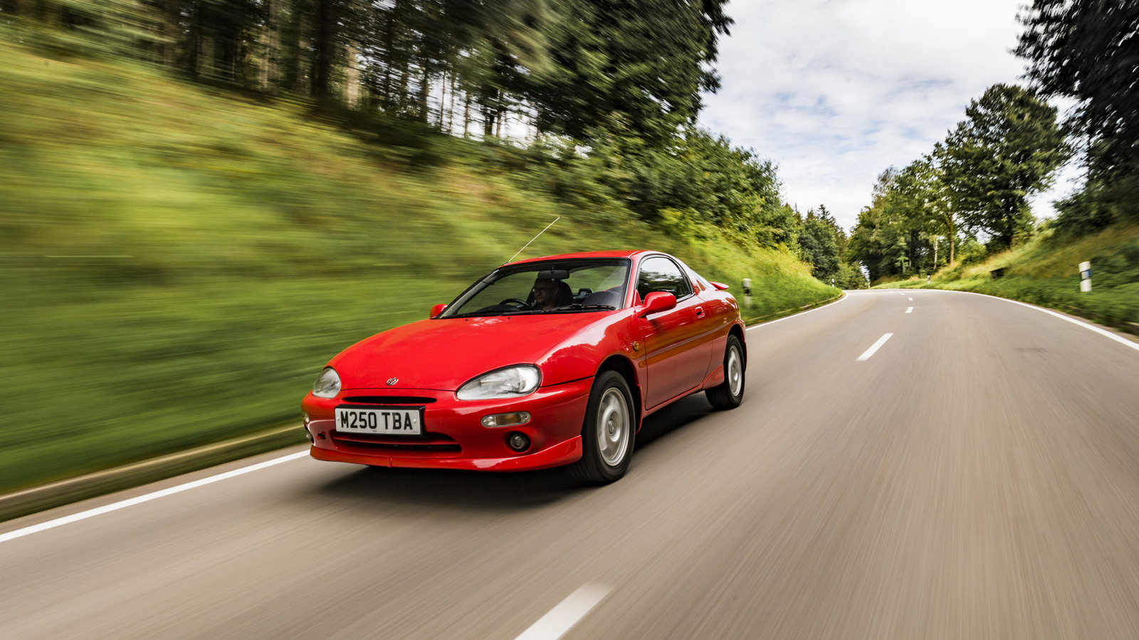 Mazda MX-3은 무엇이며 왜 중단 되었습니까?