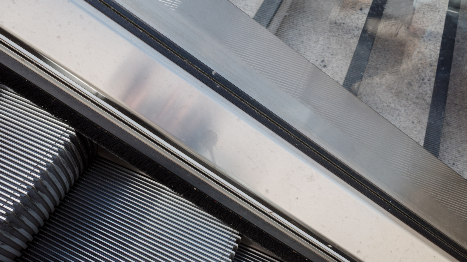 에스컬레이터 측면의 브러시는 무엇입니까?