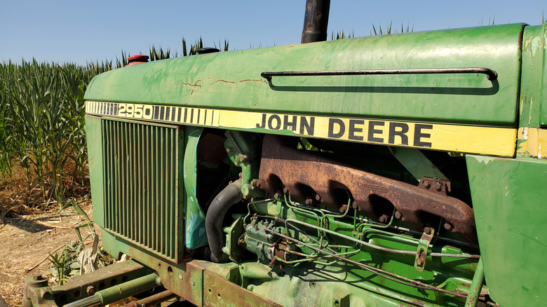 빈티지 John Deere 트랙터의 엔진 구획의 사이드 샷